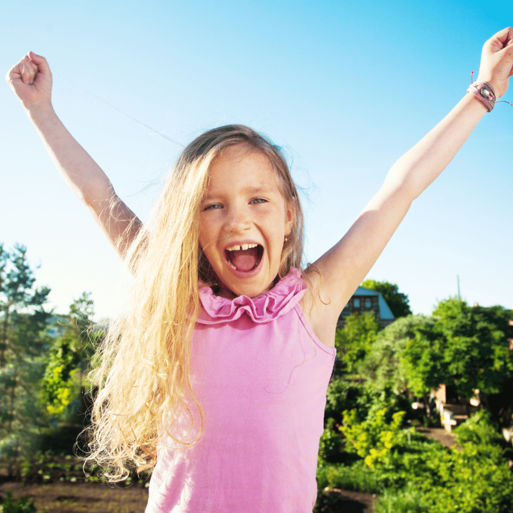 Enfant cristal souriant, dégageant une énergie de paix et d'amour inconditionnel.