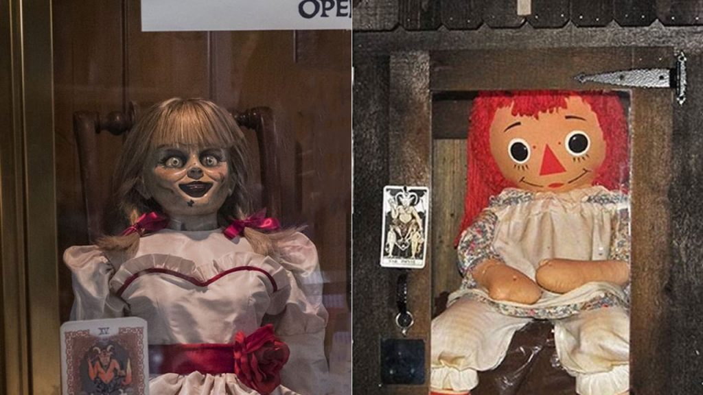 Photo de la poupée Annabelle, conservée dans une boîte scellée au Musée de l’Occulte des Warren.