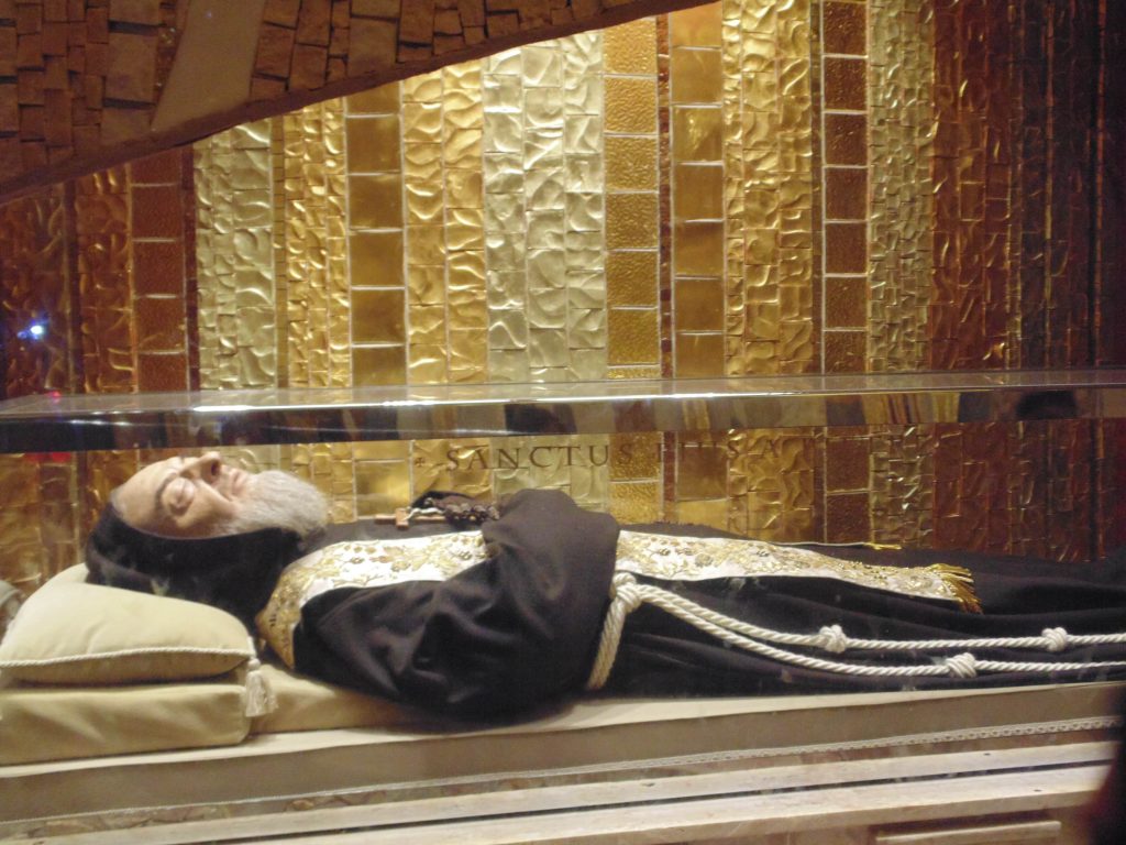 Le corps incorruptible de Padre Pio expose au sanctuaire de San Giovanni Rotondo, symbole de sa sainteté et de son héritage spirituel.