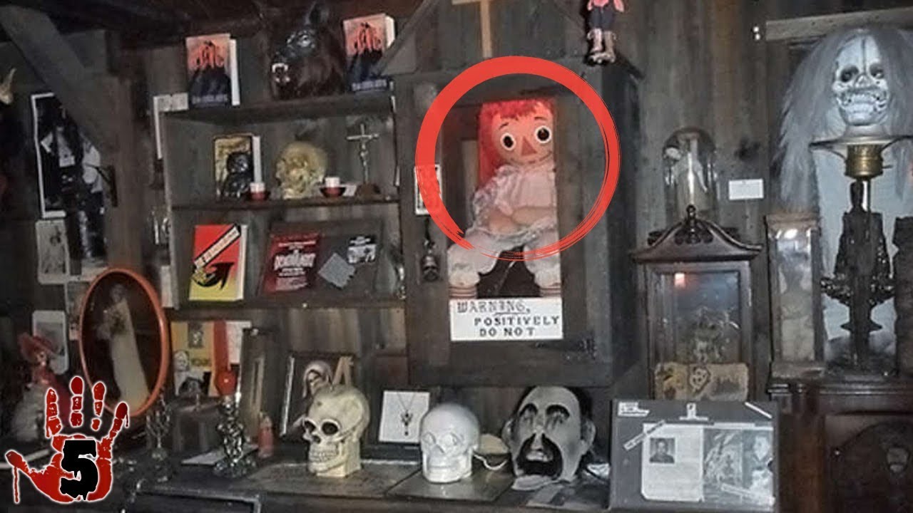 Entrée du Musée de l’Occulte des Warren à Monroe, Connecticut, avec la célèbre poupée Annabelle