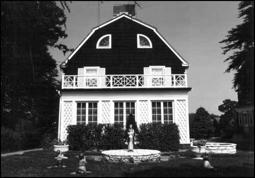 Photo de la maison hantée d’Amityville, située au 112 Ocean Avenue, avec son architecture iconique.