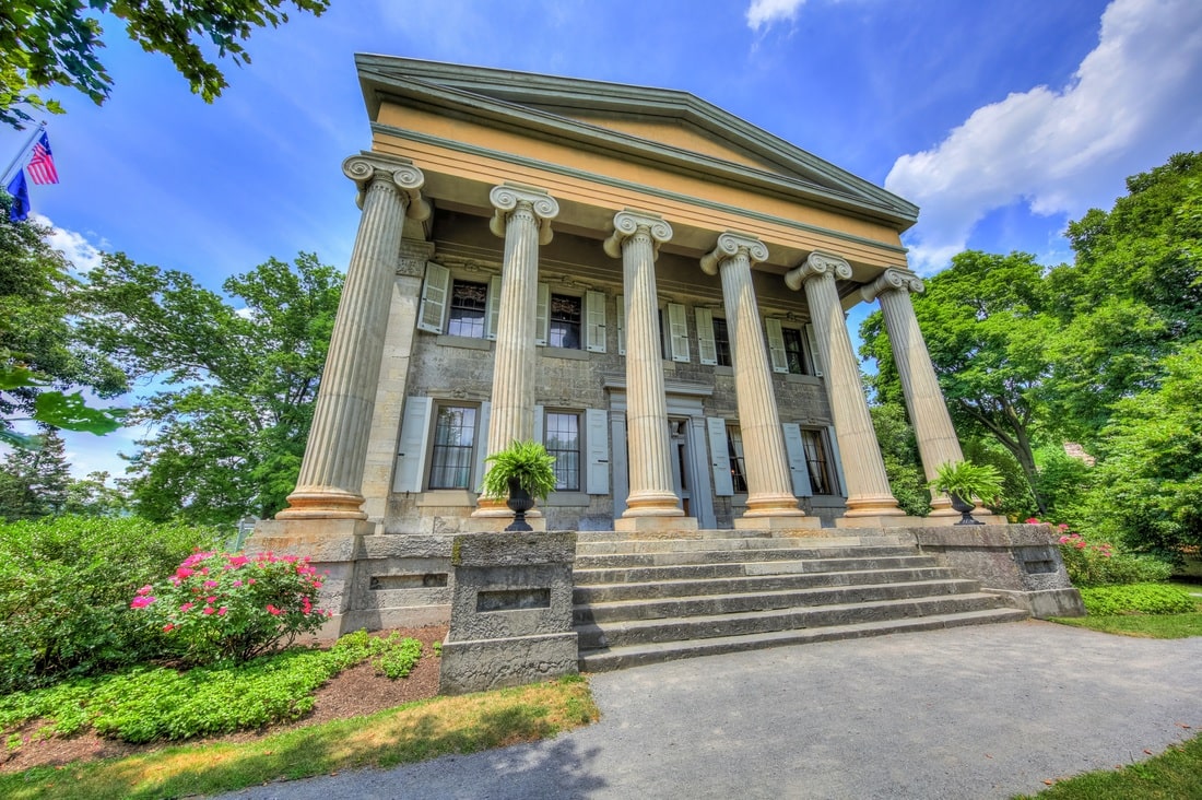 Vue frontale du Baker Mansion à Altoona, ancienne résidence d’Elias Baker, liée à la robe de mariée hantée d’Anna Baker