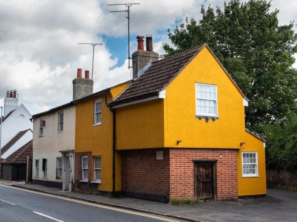 Façade jaune et rouge de The Cage, maison la plus hantée d’Angleterre située à St Osyth, dans le comté de l’Essex. Ancienne prison médiévale liée aux procès de sorcellerie d’Ursula Kemp.