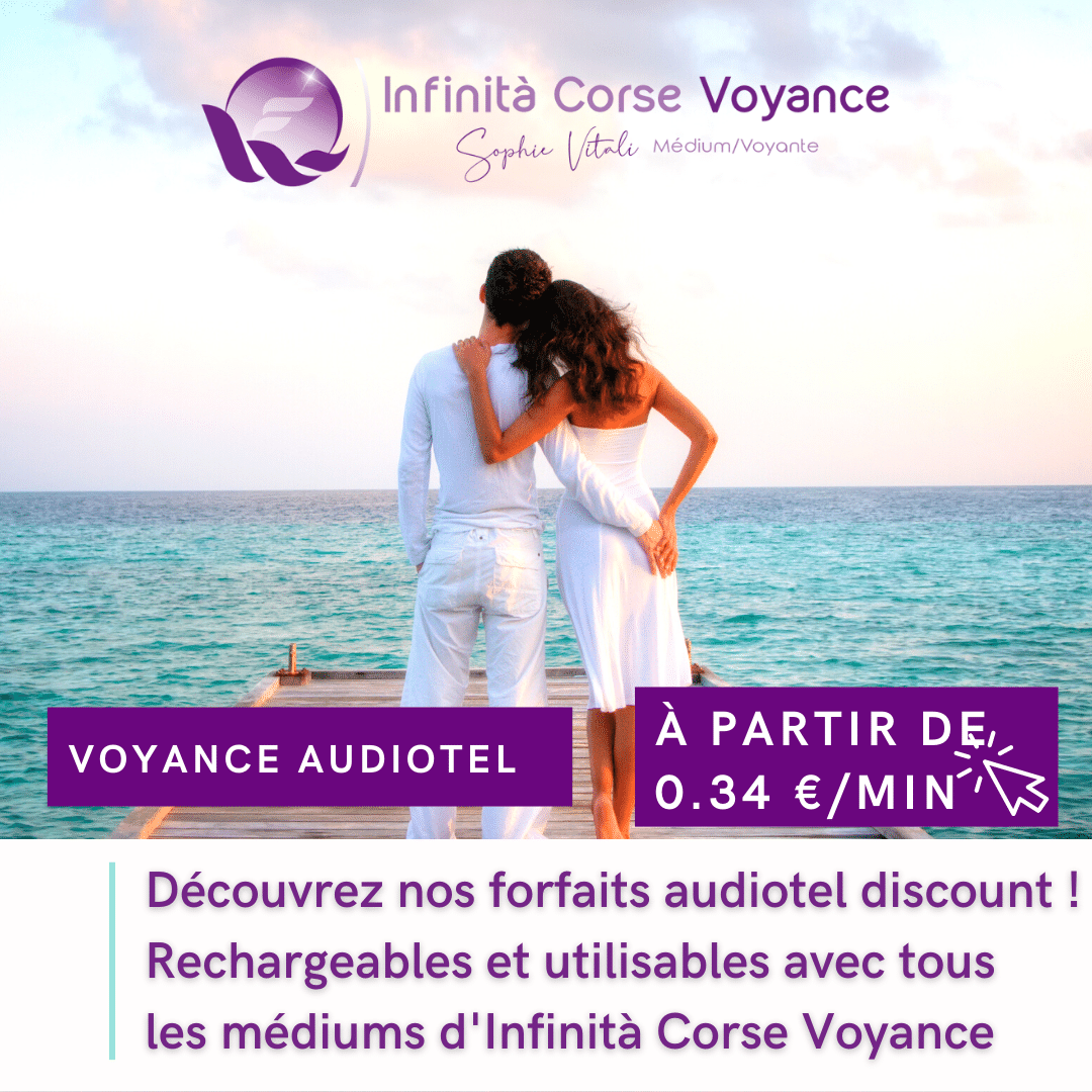 Couple regardant la mer main dans la main, promotion voyance audiotel dès 0,34 €/min avec les médiums d’Infinità Corse Voyance