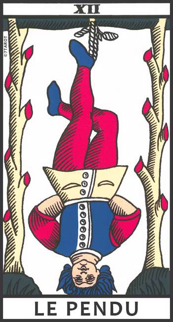 Carte du Pendu dans le Tarot de Marseille, représentant un homme suspendu par un pied, utilisée dans un tirage en croix pour symboliser l’attente et le lâcher-prise