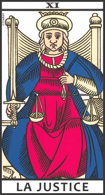 Carte de La Justice, assise avec une balance et une épée, symbolisant l’équilibre et la rigueur des décisions