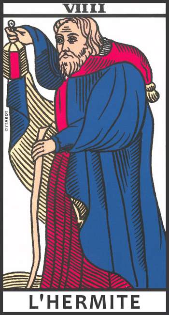 La Justice est la huitième lame des arcanes majeurs du Tarot de Marseille. Elle représente une figure assise, tenant d’une main la balance de l’équité et de l’autre l’épée de la vérité. Cette carte incarne l’ordre, la rigueur, la légitimité et les décisions justes. Elle est souvent liée aux contrats, aux choix importants et aux démarches administratives ou juridiques. Son énergie appelle à la responsabilité, à la clarté mentale et à l’impartialité. Elle est idéale pour illustrer des lectures portant sur les notions de choix équitables ou de vérité intérieure.