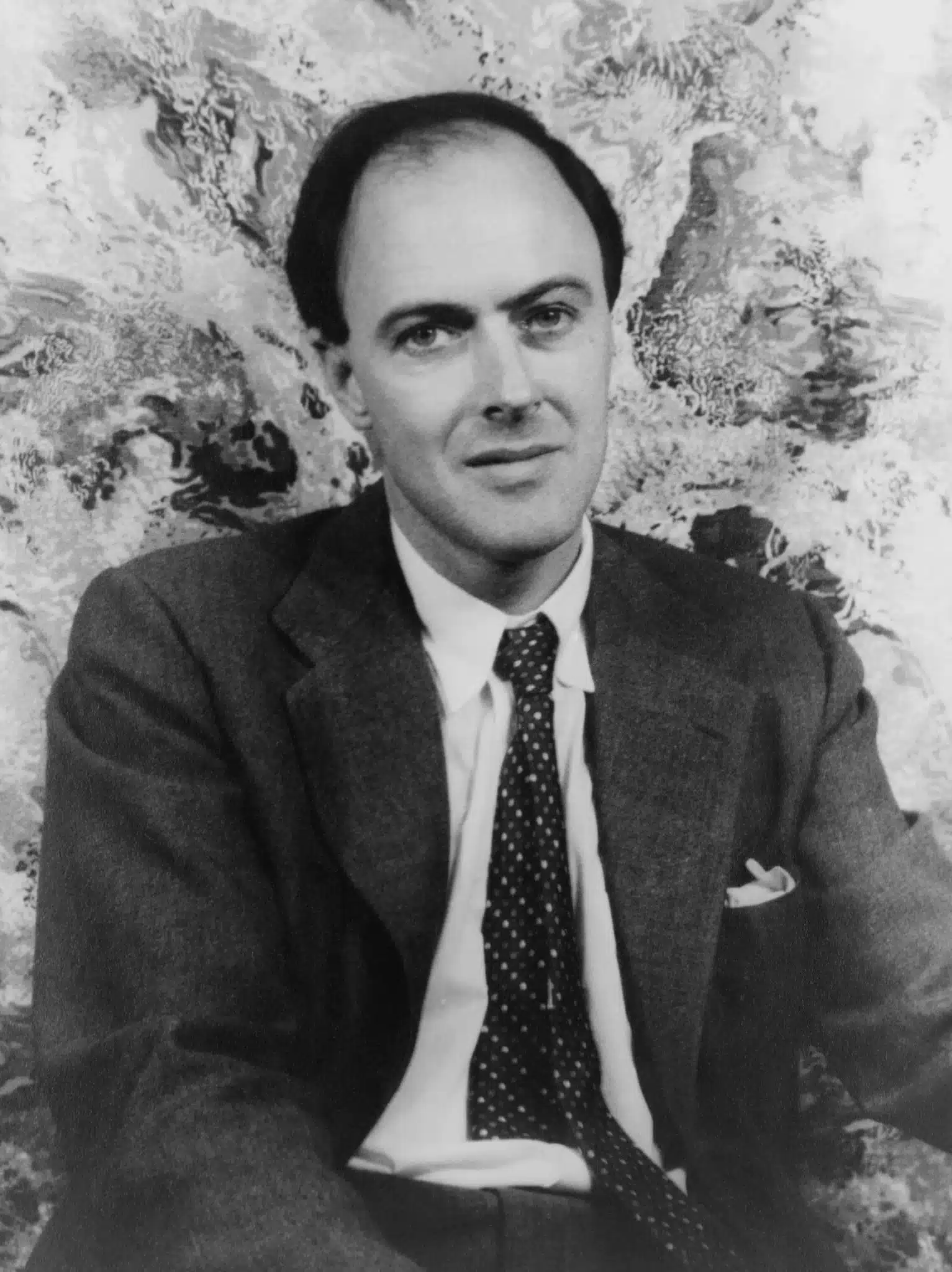 Portrait en noir et blanc de Roald Dahl, auteur de The Gremlins et ancien pilote de la Royal Air Force
