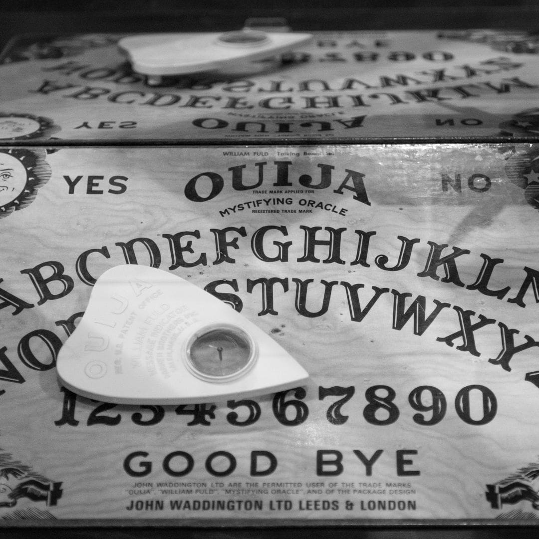 Quelle est l'origine de la planche de OUIJA ?