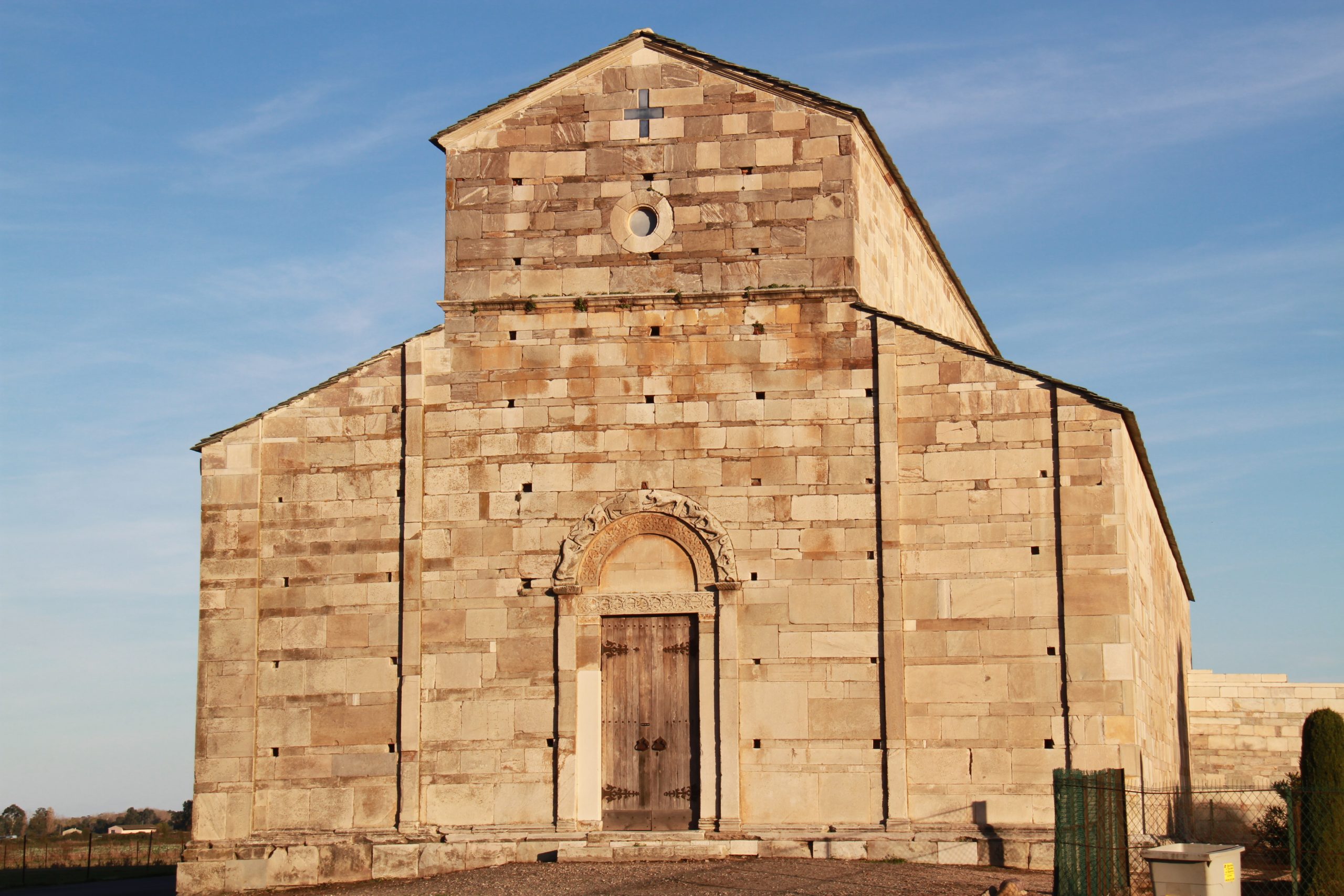 Visite des ruines de cette ancienne cité romaine et de la cathédrale de la Canonica. Ghjuvan Filippu Antolini archéologue et Sophie Vitali célèbre médium et voyante corse