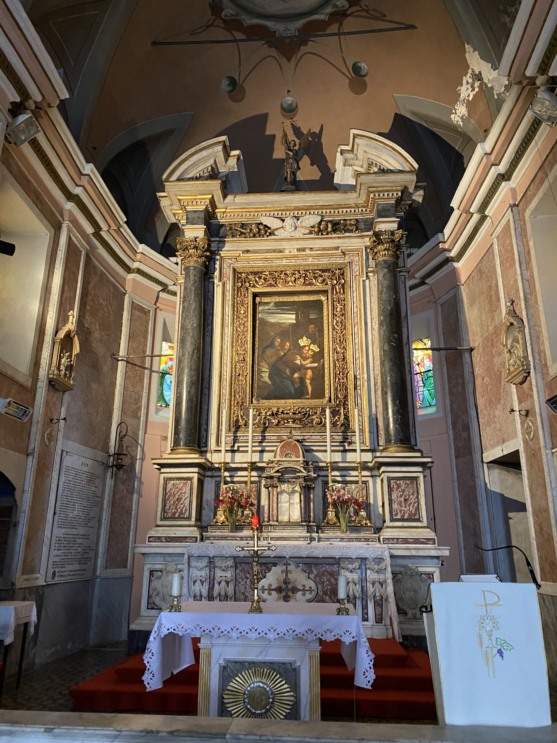 Lavasina : Visite de l'église abritant le tableau miraculeux de la Vierge à l'Enfant. Ce lieu est célèbre pour les miracles reconnus par l'Église catholique. Ghjuvan Filippu Antolini vous racontera les histoires fascinantes liées à ce sanctuaire.