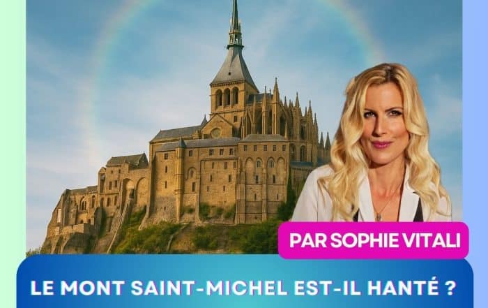 Vue du Mont Saint-Michel sous un ciel lumineux avec un arc-en-ciel, accompagnée de la médium Sophie Vitali experte du paranormal – Enquête sur les présences invisibles dans l’abbaye
