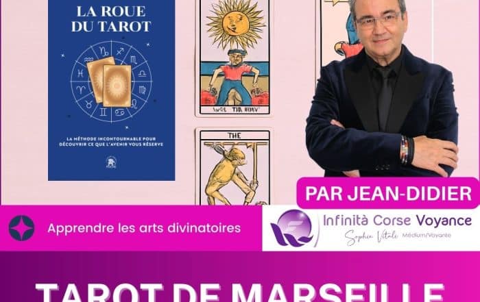 Visuel du guide du Tarot de Marseille sur le tirage en croix, avec Jean-Didier, des cartes étalées sur une table, et le livre “La Roue du Tarot” présenté sur un fond rose