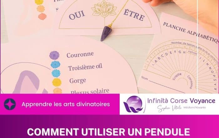 Une main utilise un pendule au-dessus de différentes planches de radiesthésie (chakras, oui/non, alphabet) dans un cadre ésotérique doux, avec une bannière informative d’Infinita Corse Voyance annonçant un guide à télécharger en PDF.