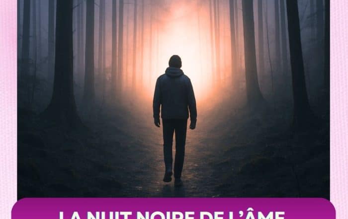 Silhouette d’une personne marchant dans une forêt sombre avec une lumière dorée au loin, illustrant la traversée spirituelle de la nuit noire de l’âme
