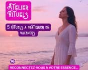 Femme en robe blanche méditant sur une plage au coucher du soleil, illustrant les 5 rituels spirituels à pratiquer en vacances sans matériel.