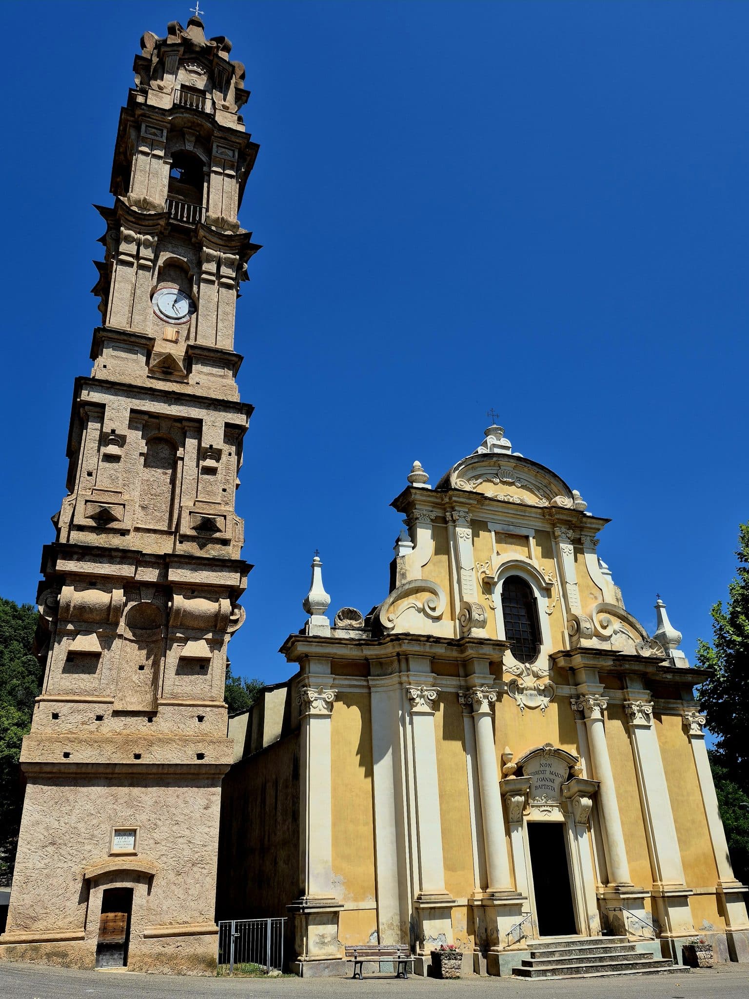 Façade baroque et clocher de l’église Saint-Jean-Baptiste à La Porta en Castagniccia, photographiés lors d’une excursion guidée avec Kurnos Évasion