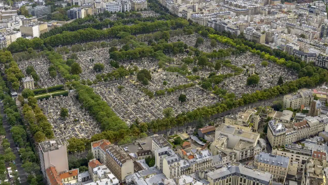 Vue aérienne du cimetiere du Père-Lachaise à Paris, plus grand cimetière parisien intra-muros