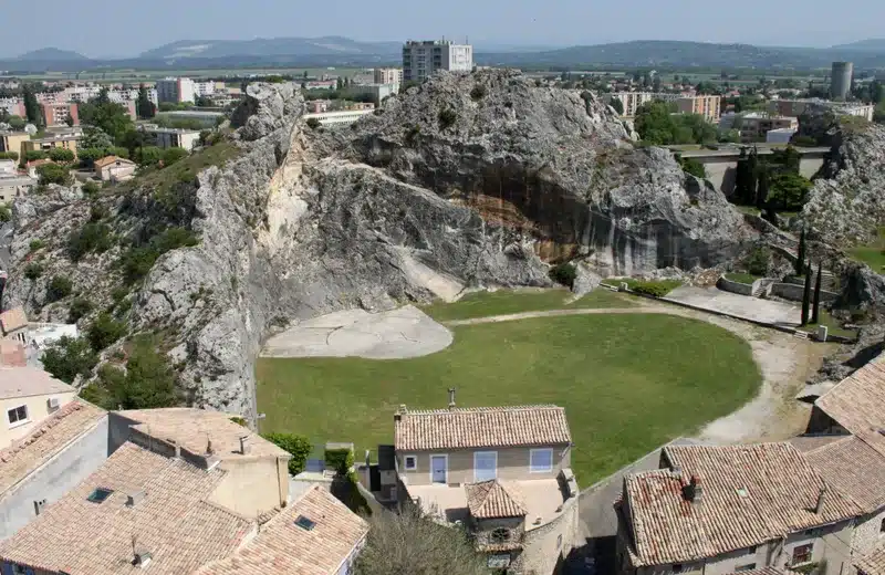 Vue du rocher de Pierrelatte appelé rocher de Gargantua en Drôme provençale avec le théâtre de verdure au pied de la falaise