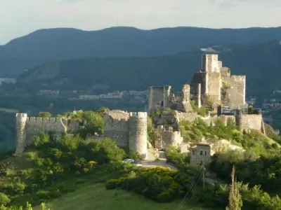 Château de Rochemaure en Ardèche avec ses ruines médiévales, ses remparts et son panorama sur la vallée du Rhône.