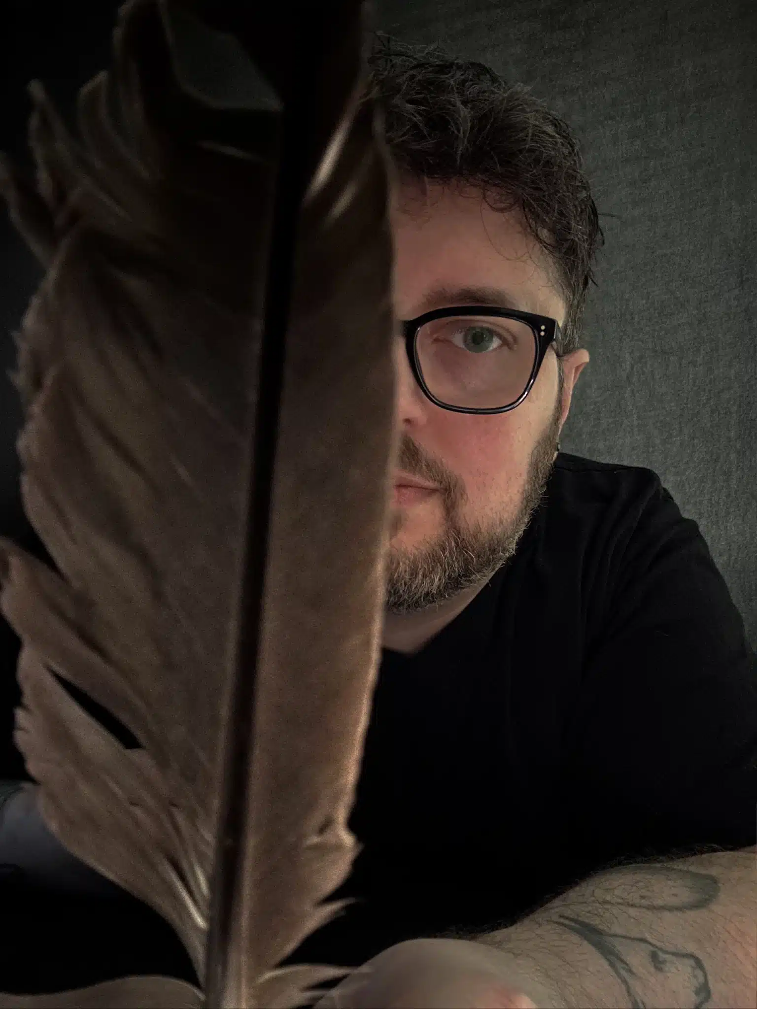 Portrait de Marc Neu derrière une plume, auteur du roman Commercial du dernier geste
