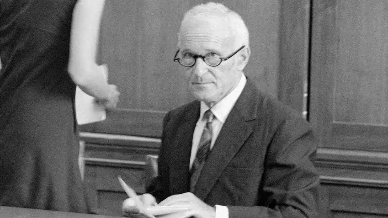 Portrait de Sidney Gottlieb, responsable de la CIA associé au projet MK-Ultra et aux recherches sur la modification du comportement
